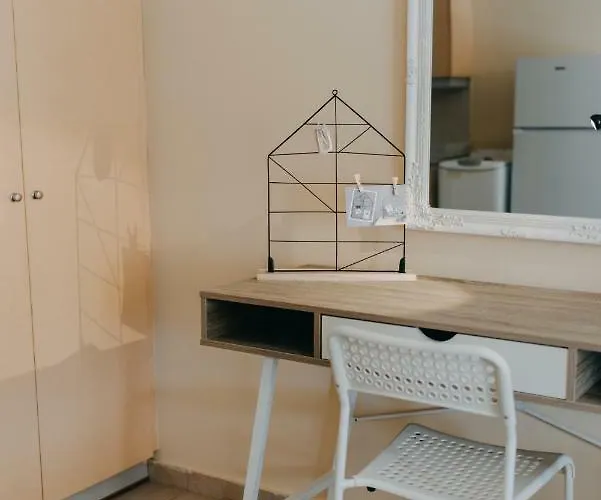 House, Nirvana, Daire Patras